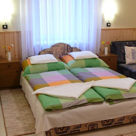 Апартаменти Madacsi Vendeghaz Кішкйорйош Екстер'єр фото