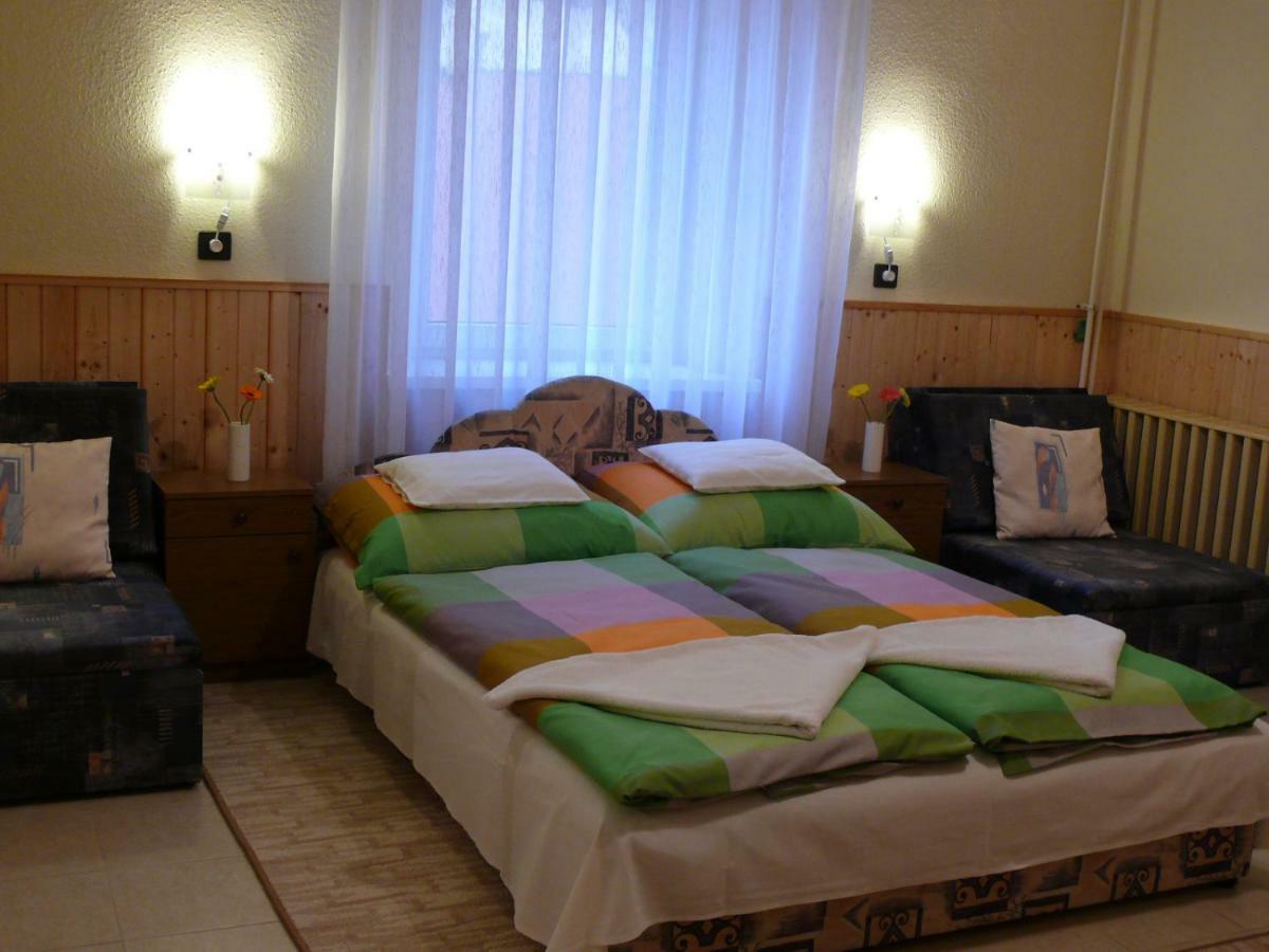 Апартаменти Madacsi Vendeghaz Кішкйорйош Екстер'єр фото